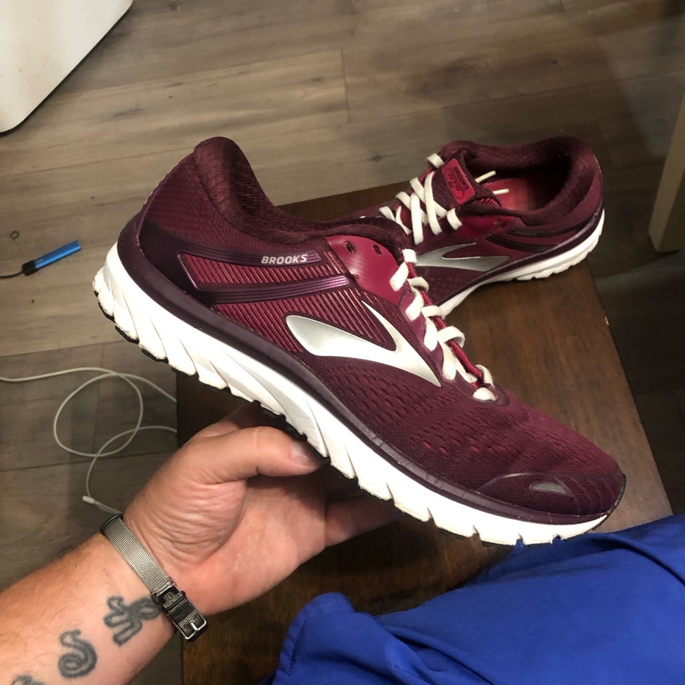 Brooks GTS 18 Women's Running Shoes Burgundy Silver size 9.5
